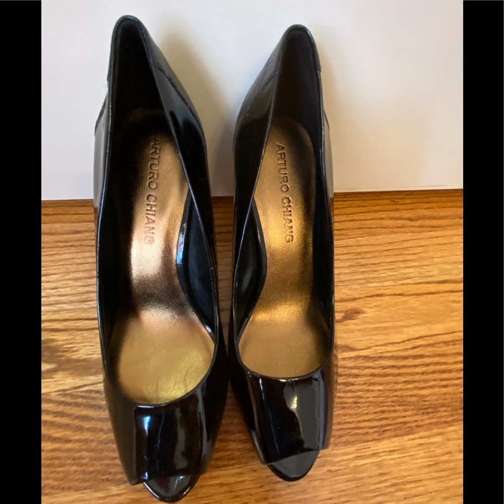 ARTURO CHIANG BLACK PATENT LEATHER OPEN “PEEP” TOED PUMPS  SZ 7.5